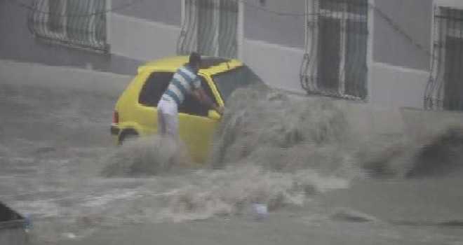 Esenyurt'ta sel suları otomobili işte böyle sürükledi