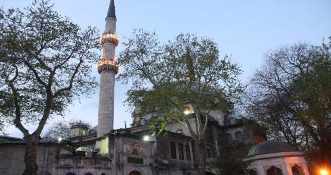 Eyüp Sultan'da Miraç Kandili Coşkusu