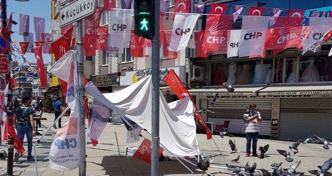 ALİBEYKÖY'DE CHP ÇADIRINA SALDIRI