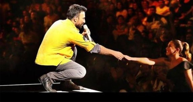 Tarkan eşinin önünde diz çöktü