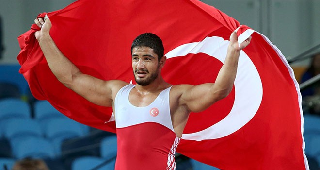 Taha Akgül'den Avrupa Güreş Şampiyonası'nda altın madalya