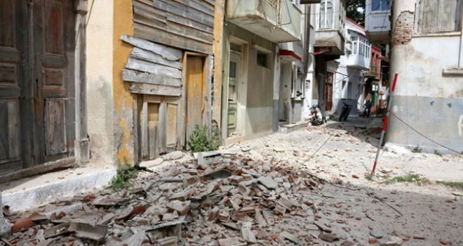 Midilli ve Sakız adalarında büyük hasar: Çatılar çöktü, duvarlar yıkıldı