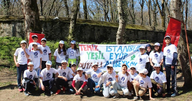 Eyüp’te öğrenciler piknik alanlarını temizliyor