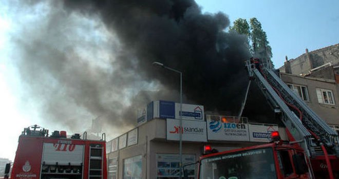 Bayrampaşa’da bir iş yerinin çatısında yangın çıktı