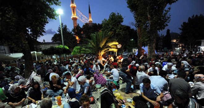 Eyüp Sultan Meydanı’nda iftar heyecanı