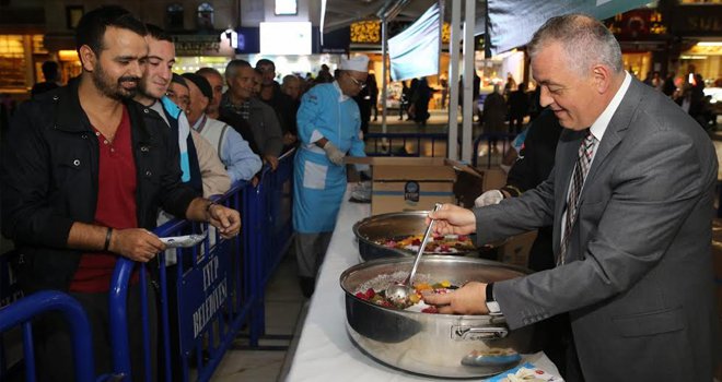 Eyüp'te 10 bin kişilik aşure dağıtıldı