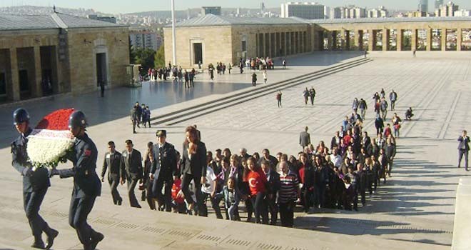 ÇAĞDAŞ KADINLAR'DAN ANITKABİR ZİYARETİ