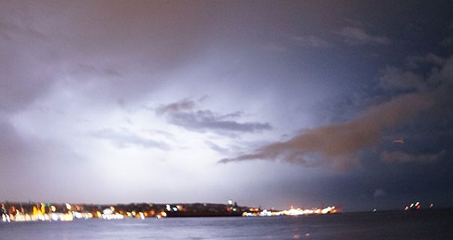 İstanbul'da geceyi şimşekler aydınlattı