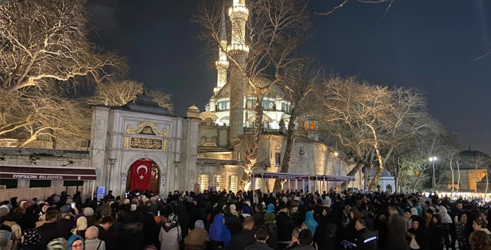 Berat Kandili'nde Eyüpsultan Camii'ne Vatandaşlar Yoğun İlgi Gösterdi