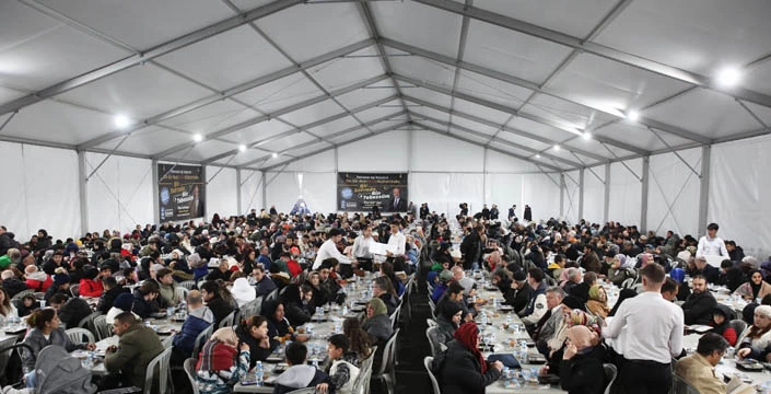 Binlerce vatandaş Eyüpsultan’da dev iftar sofrasında buluşuyor