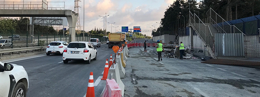 Çöken üstgeçidin enkazı kaldırıldı, yolun iki şeridi trafiğe açıldı