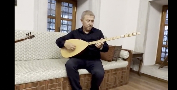DENİZ KÖKEN SAZ ÇALIP TÜRKÜ SÖYLEDİ