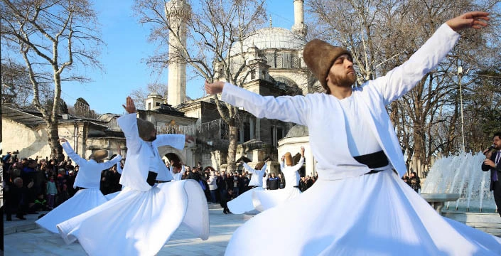 Eyüpsultan Camii Meydanı’nda düzenlenen sema gösterisi izleyenleri büyüledi