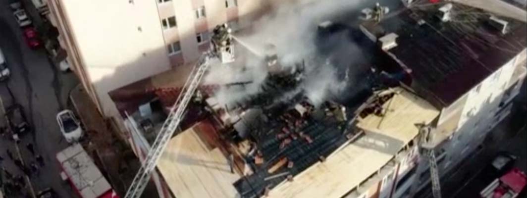 Eyüpsultan'da 3 katlı binanın çatısı alev alev yandı