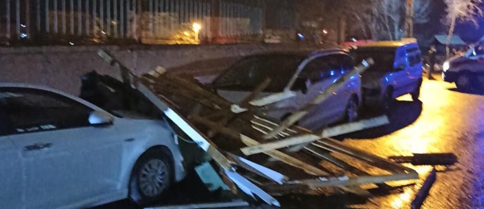 Eyüpsultan'da fırtına: Çatılar uçtu, Otomobiller zarar gördü