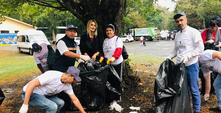 Eyüpsultan'da Gönüllüler Ormandaki Çöpleri Topladı