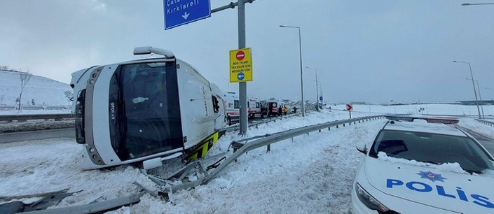 Eyüpsultan'da işçileri taşıyan minibüs kaza yaptı