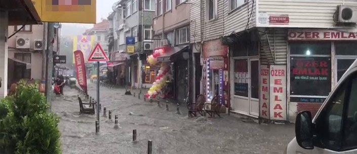 Eyüpsultan’da şiddetli yağış, sokaklar dereye döndü