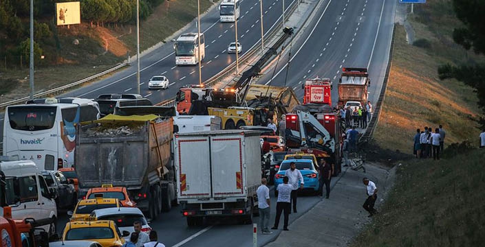 HASDAL'DA KAZA YOL TRAFİĞE KAPANDI