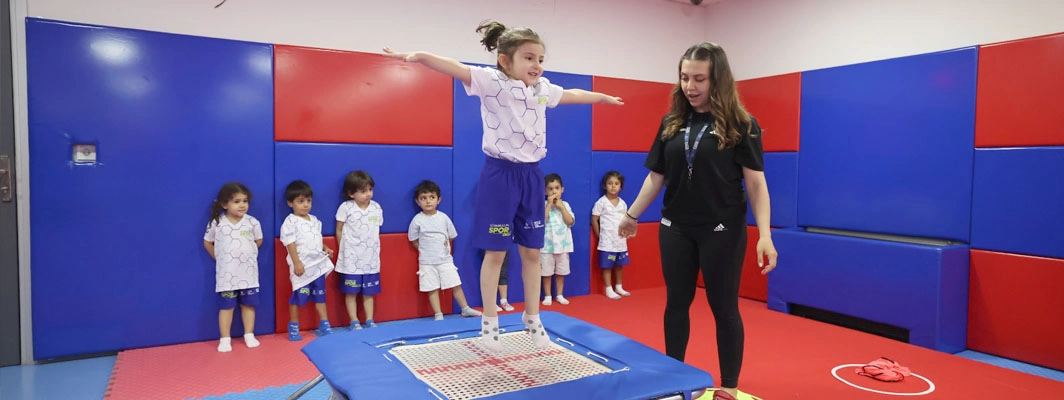 İBB SPOR OKULLARI YAZ DÖNEMİNDE DE ON BİNLERCE ÇOCUĞU SPORLA BULUŞTURUYOR