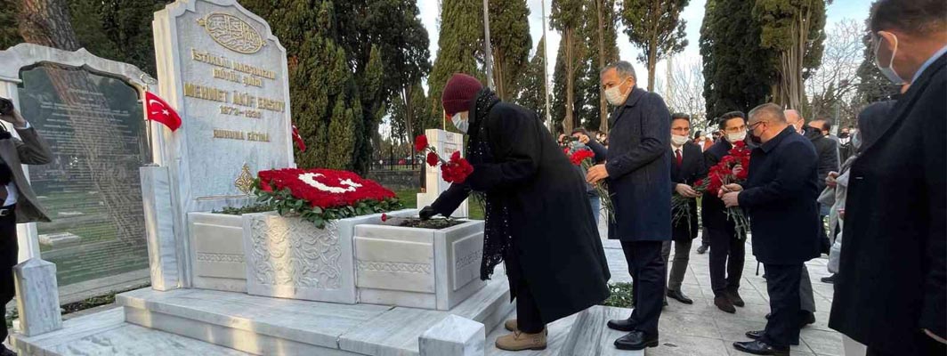 Mehmet Akif Ersoy kabri başında anıldı