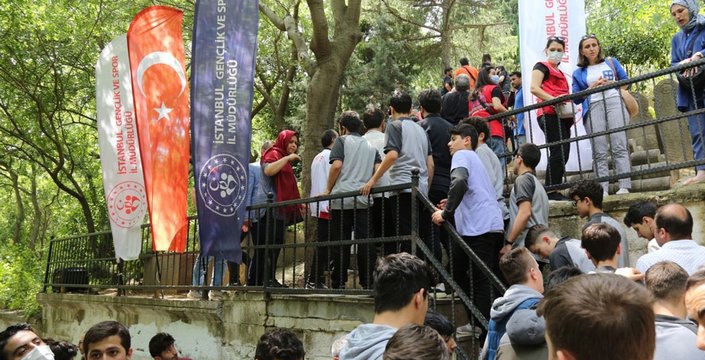 NECİP FAZIL EYÜPSULTAN'DA KABRİ BAŞINDA ANILDI