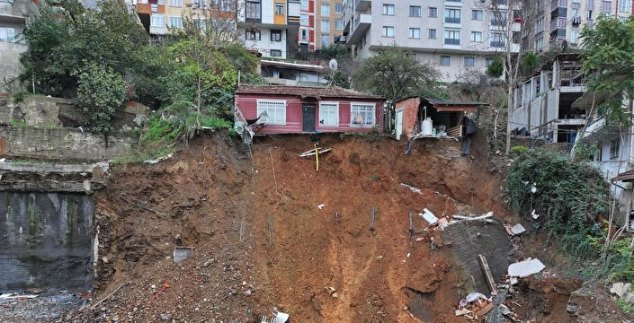 Toprak kayması sonucu Eyüpsultan’da 5 bina tahliye edildi