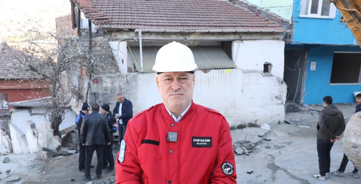 Toprak kaymasında hasar gören 6 binanın yıkımına başlandı