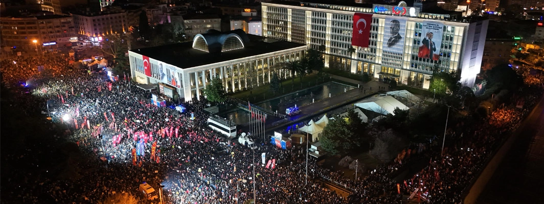  SARAÇHANE'DE  İMAMOĞLU İÇİN YÜZBİNLER TOPLANDI