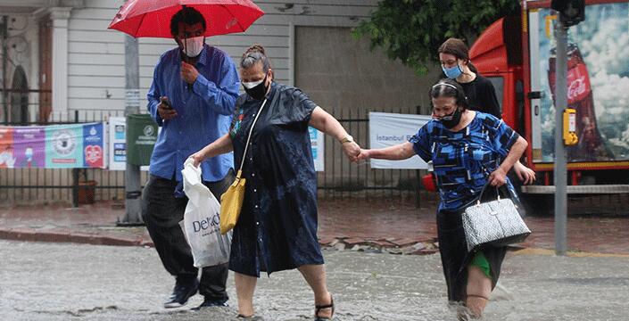 Yağmurun ardından yollar göle döndü