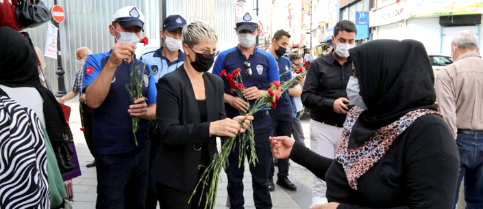 Zabıtadan esnaf ve vatandaşlara karanfil